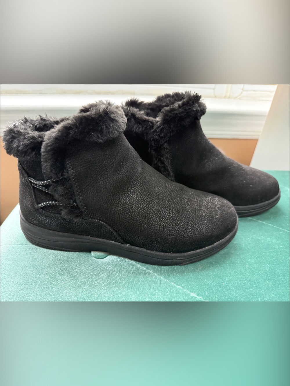 Clarks Cloudsteppers Breeze Fur Ankle Boots – Black / Faux-Fur Lining